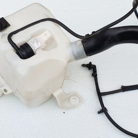 1056767-00-B Бачок омивача з моторчиком взборі Tesla Model X (Розборка)